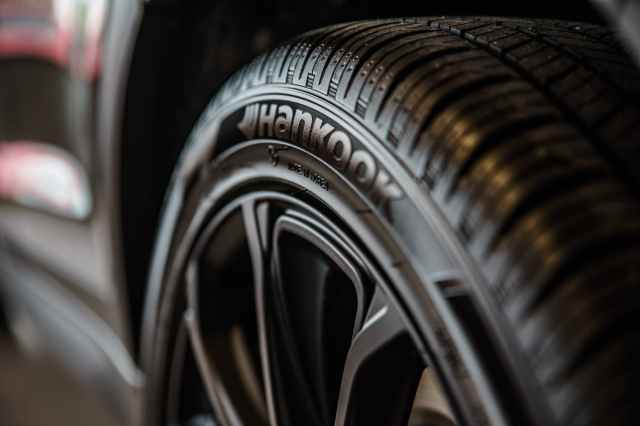 close up photography of vehicle wheel and hankook tire